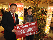 Höffner München Freiham Geschäftsführer Thomas Dankert übergab einen 25.000 € Scheck an Kati Witt für deren Stiftung zugunsten behinderter Kinder (Foto: Martin Schmitz)